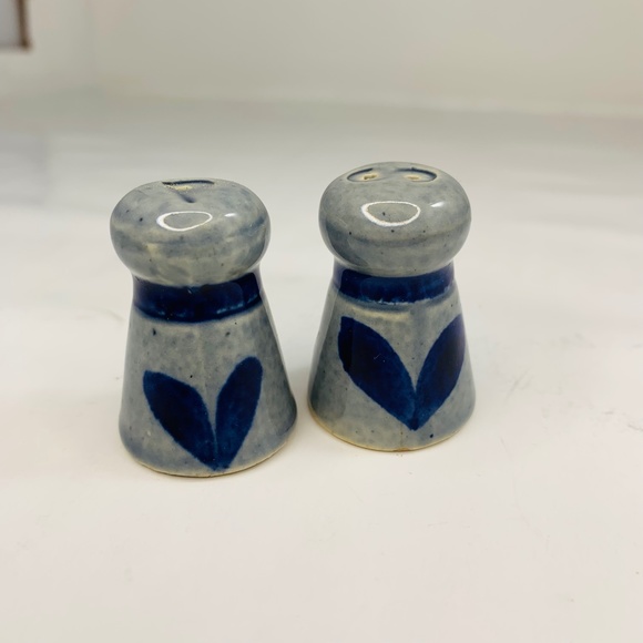 Set of 2 mini glazed pottery salt and pepper shakers with blue hearts un… - Picture 10 of 13